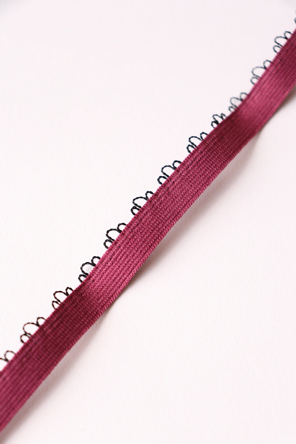 Elastique aubergine 0,9cm picots noir