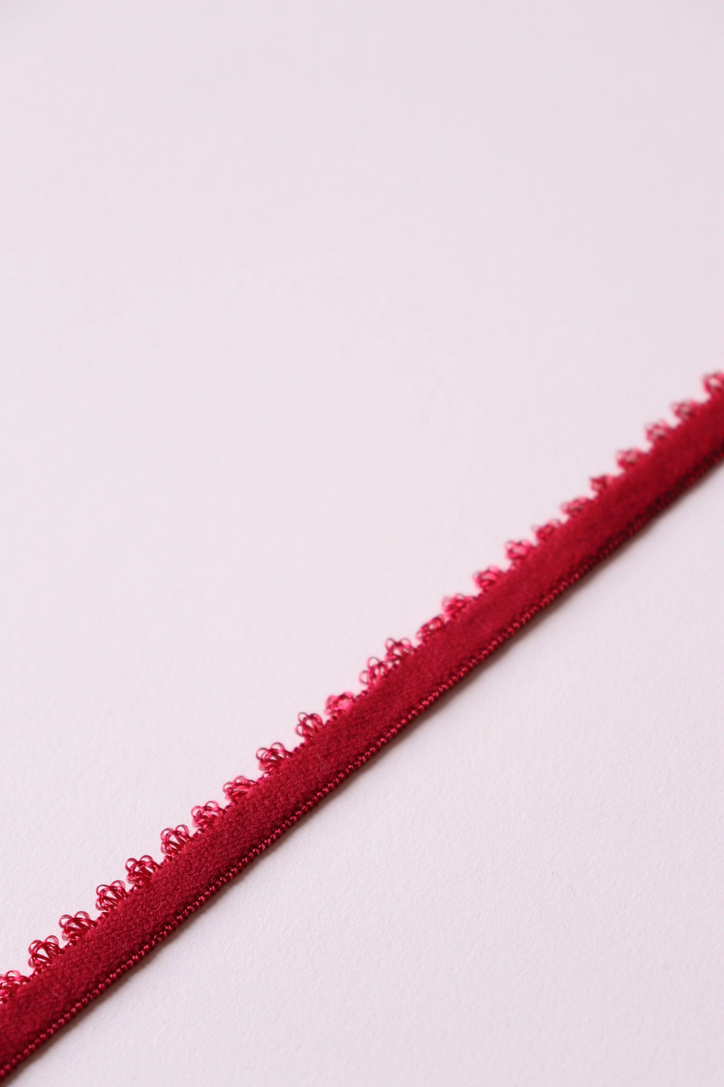 Elastique picots petites couronnes rouge carmin 0,7cm