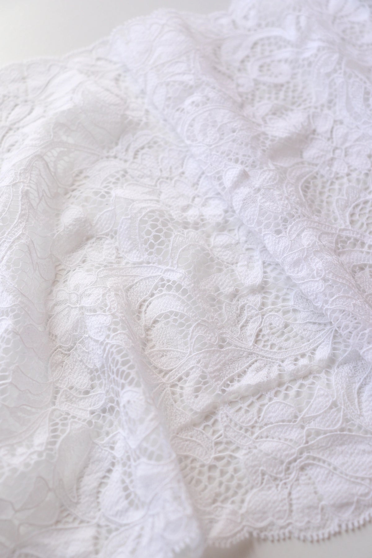 Dentelle fleurie blanche 24cm