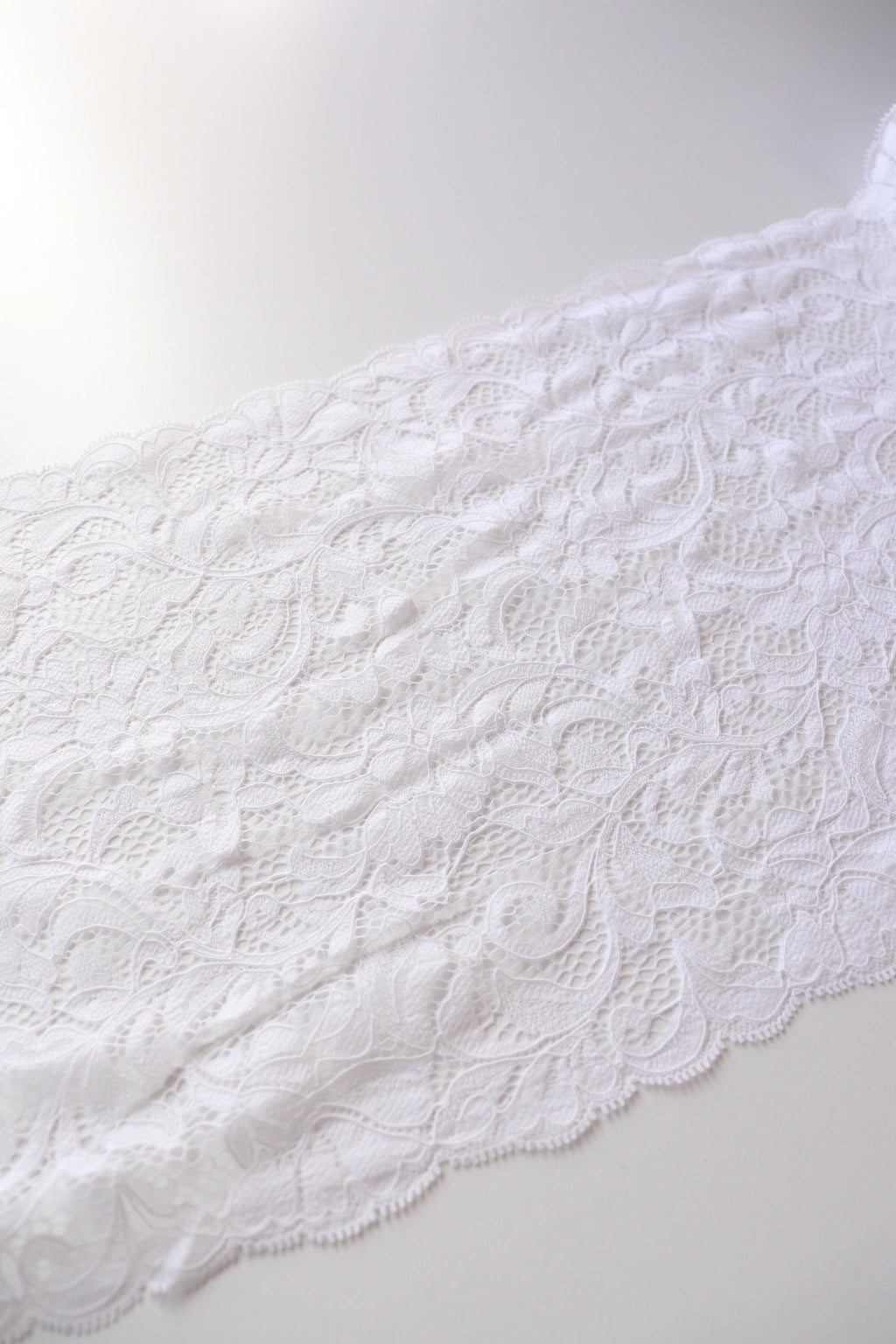 Dentelle fleurie blanche 24cm