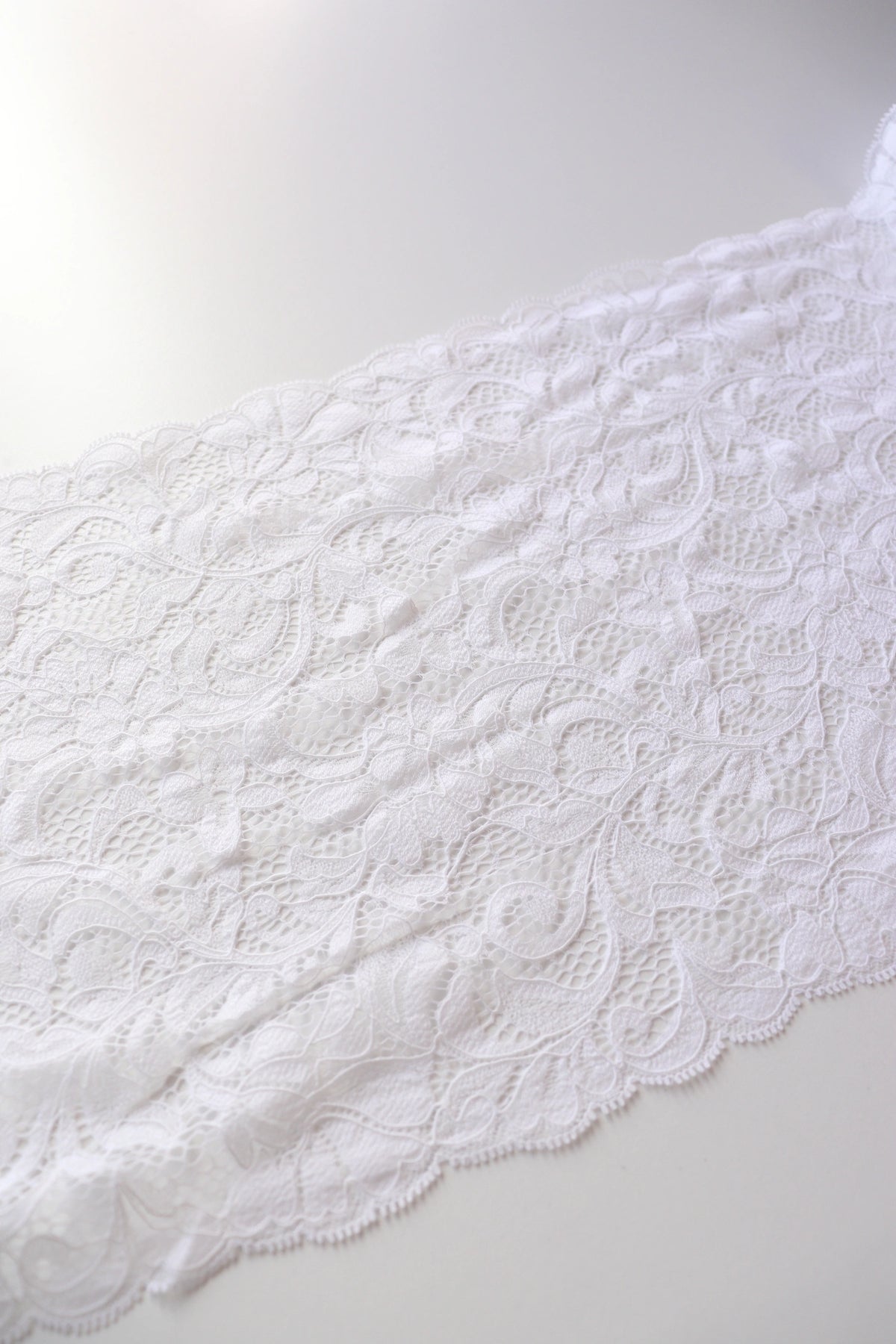 Dentelle fleurie blanche 24cm