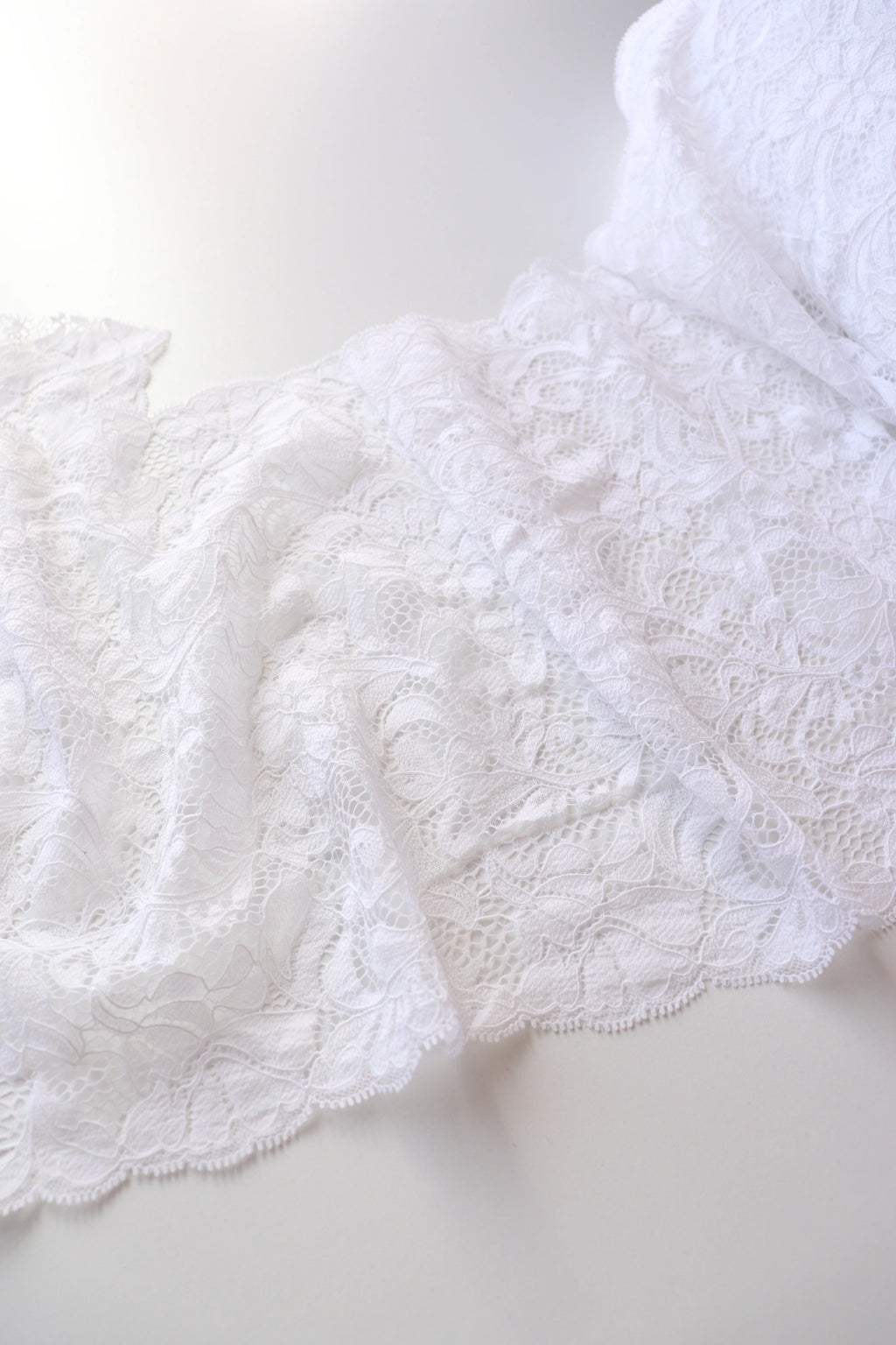 Dentelle fleurie blanche 24cm